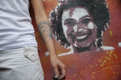  A viúva de Marielle Franco, Mônica Benício, refez Grafite em homenagem a Marielle, feito por Malala Yousafzai na comunidade Tavares Bastos, no Catete