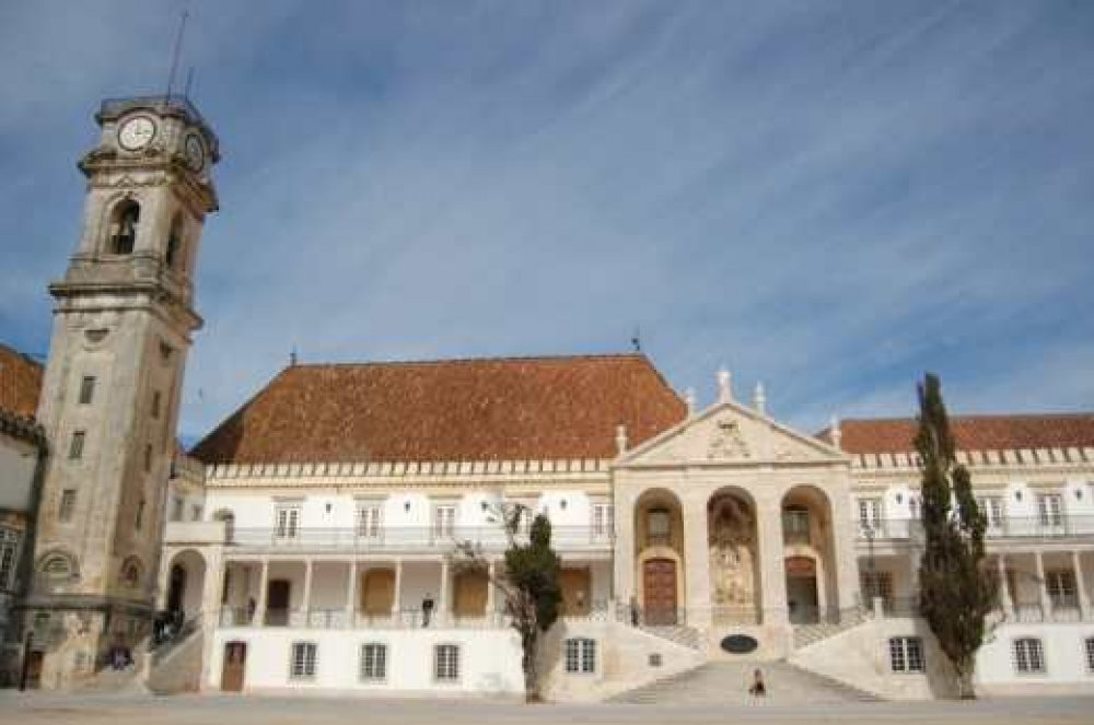 A Universidade de Coimbra é paga, mas os estudantes podem buscar financiamento na Coordenação de Aperfeiçoamento de Pessoal de Nível Superior (Capes) e Conselho Nacional de Desenvolvimento Científico e Tecnológico (CNPq) e outros programas, além de apoio da própria instituição.