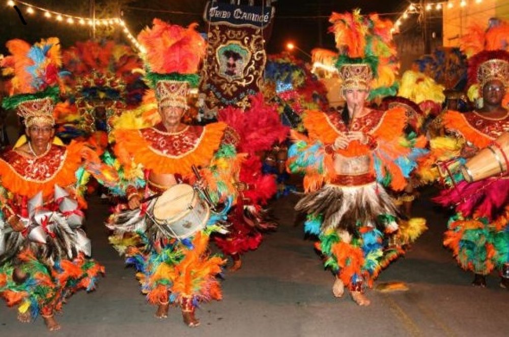 Os grupos – alguns com mais de 100 anos e ainda ativos – se apresentam nas ruas – principalmente no carnaval - vestidos com penas e pedrarias, em uma releitura carnavalesca dos trajes indígenas 